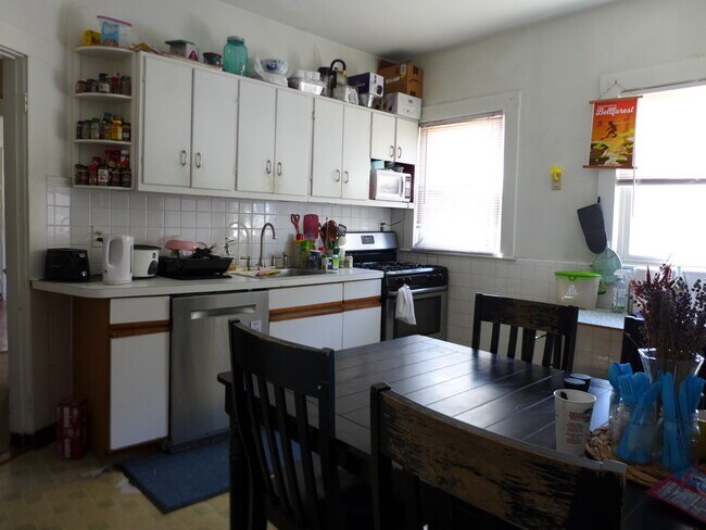 Building Photo - 5 Leamington Rd