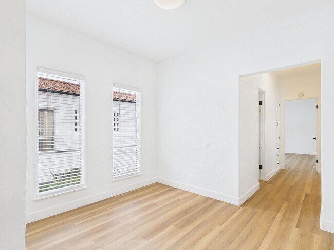 Building Photo - 1533 E 3rd St