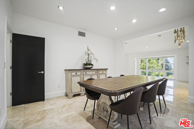Building Photo - 16544 Park Ln Dr
