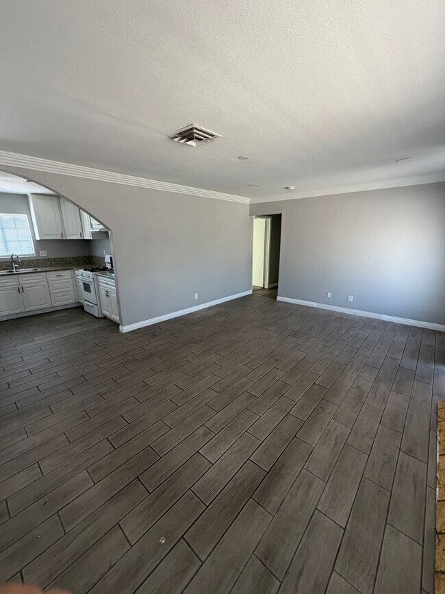 Building Photo - 2820 S Sandhill Rd