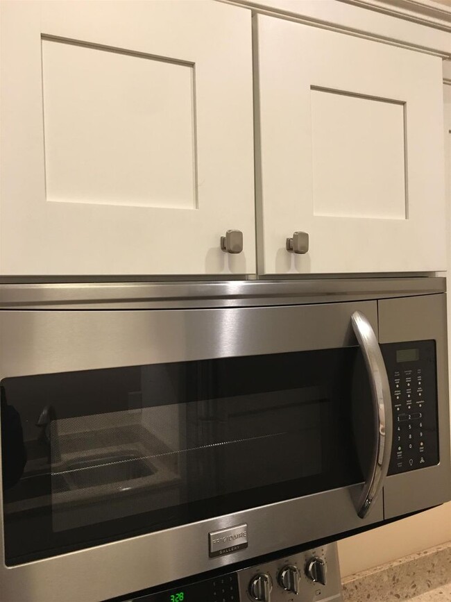 Building Photo - Awesome 2BE/2BA condo located in the heart of Sylvan Park community!