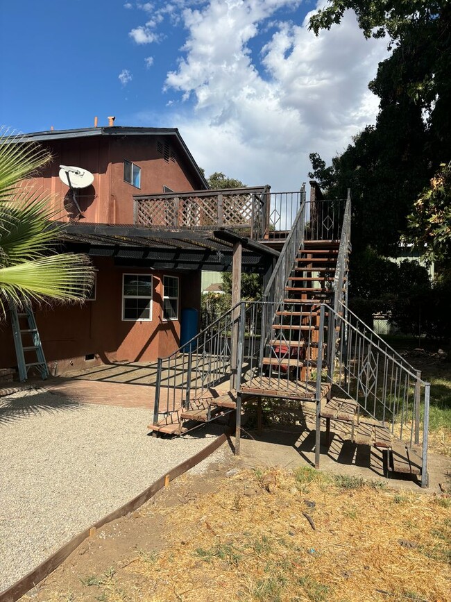 Building Photo - 4 B/R 2 1/2 BA House in Gridley AVAILABLE ...