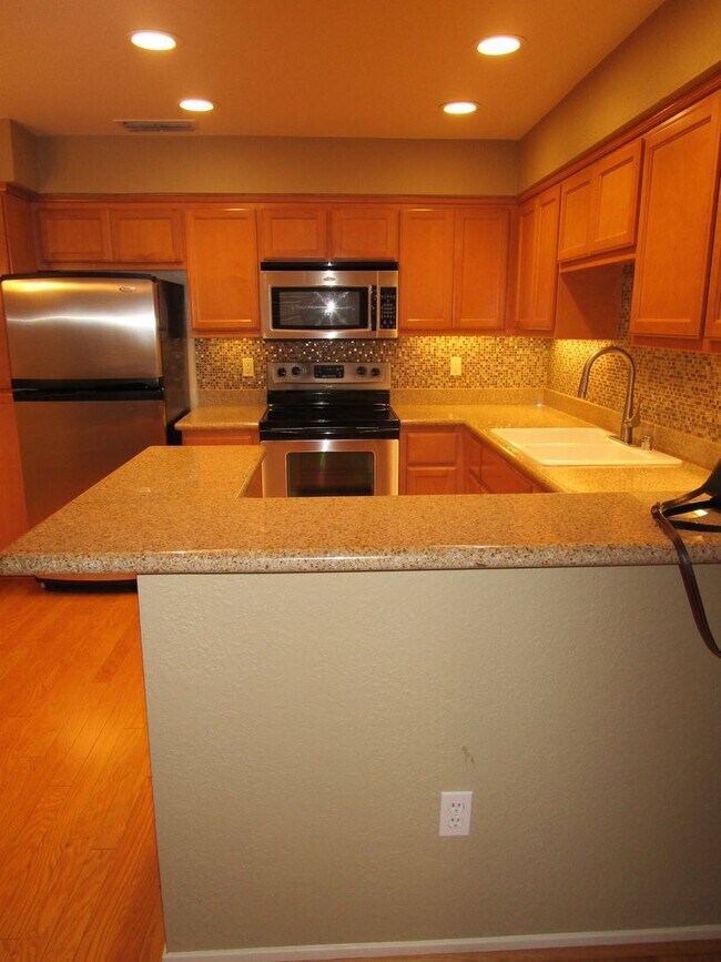 Building Photo - Gated Raintree Terrace Condo!