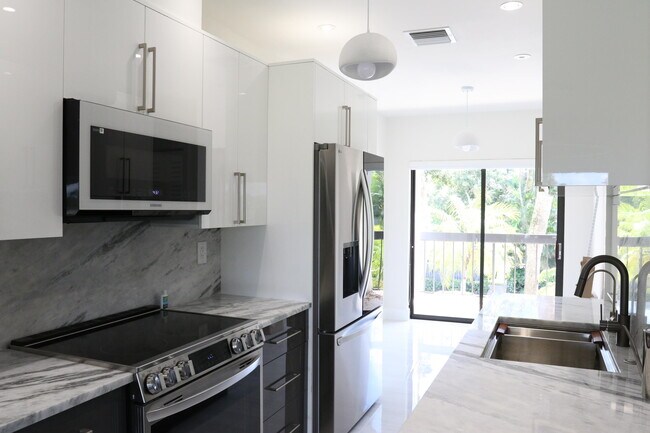 Building Photo - 11311 Pond View Dr