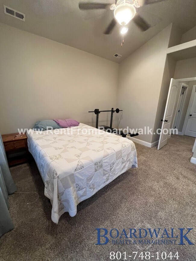 Building Photo - Spectacular 3 bed 2.5 bath in Highland