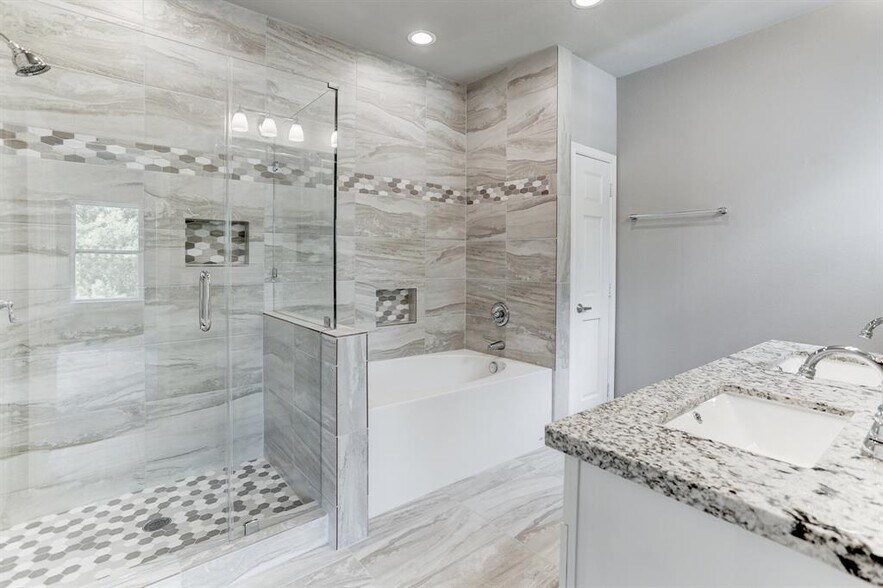 primary bathroom - 3128 Coal St