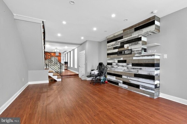 Building Photo - 2319 E Somerset St