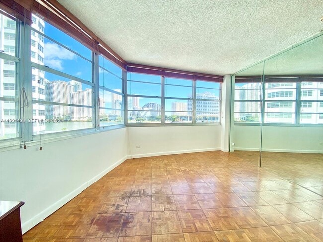 Building Photo - 905 Brickell Bay Dr