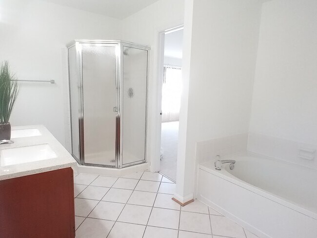 Building Photo - 7670 Southern Oak Dr