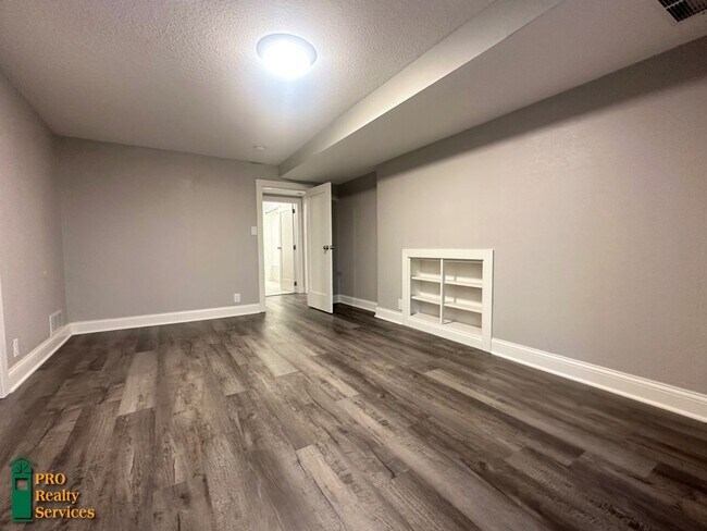 Building Photo - Gorgeous 3 Bedroom Main Level Duplex Unit