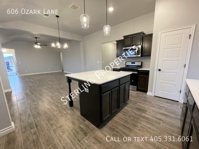 Building Photo - 606 Ozark Ln