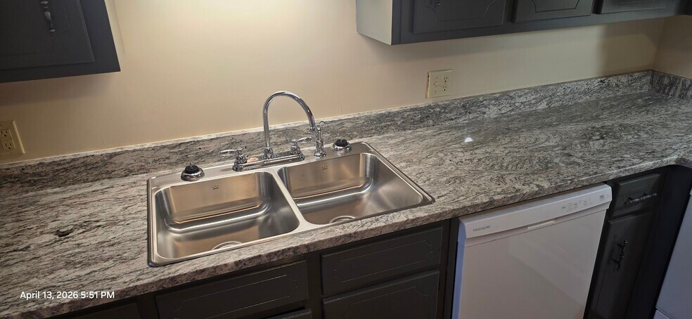 Building Photo - 608 Morrison St