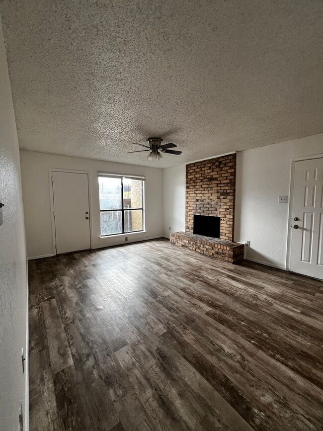 Building Photo - One bedroom Condo in Raintree Manor