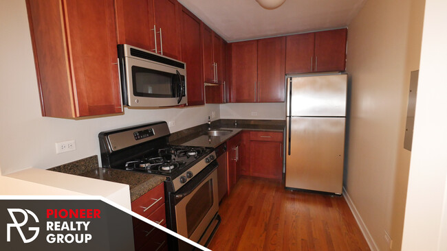 Building Photo - 625 W Wrightwood Ave