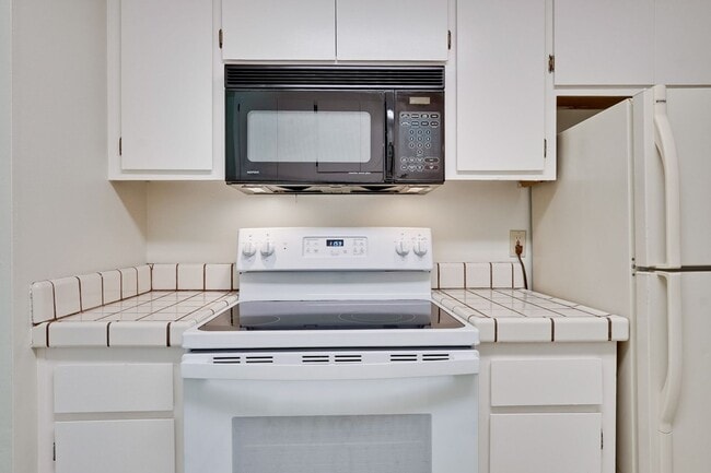 Building Photo - Top Floor Unit - Balcony - Elevator Access - Community Pool & Tennis Court