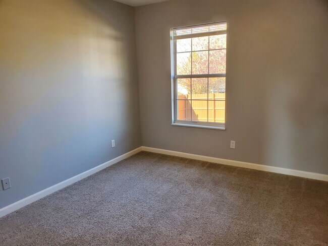 Building Photo - Maryville 37804 - 3 bedroom, 2 bedroom home - Call Karen Robertson (865) 454-7626