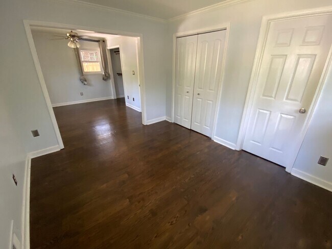 Building Photo - Amazing in town ranch awaits you!