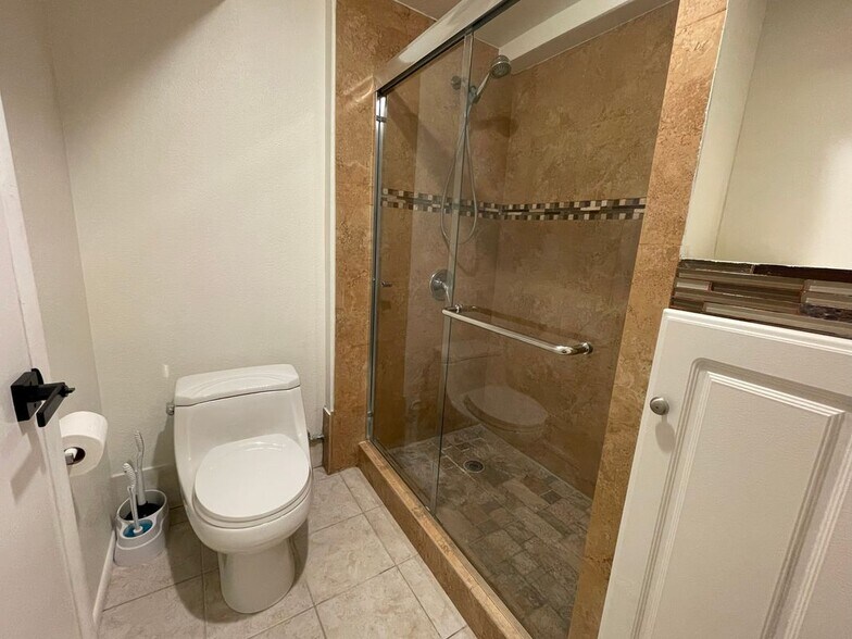 Building Photo - 3141 Hillview Dr N