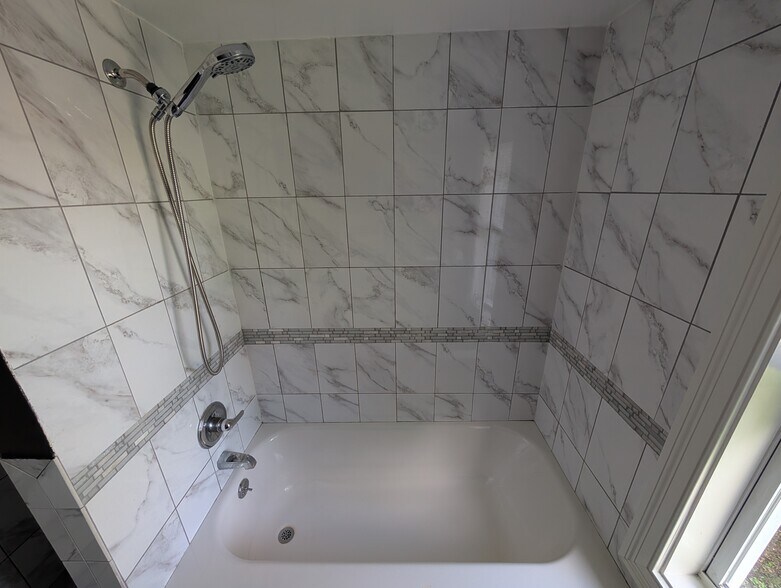 Full bathroom - 307 Fairview Ave