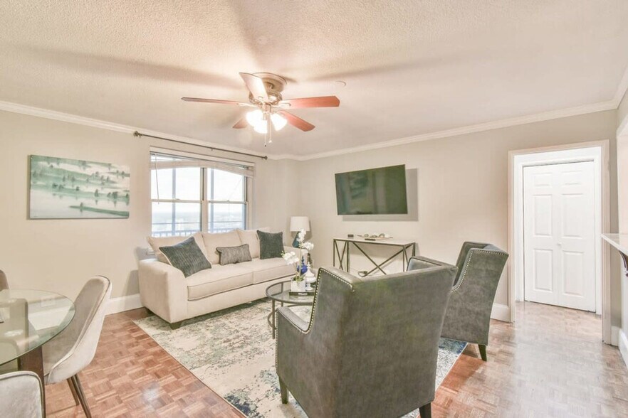 Building Photo - 300 W Peachtree St NW