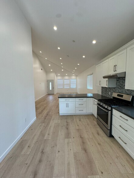 Building Photo - 6731 Kraft Ave