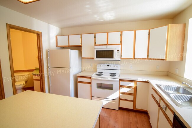 Building Photo - 2929 Ross Dr