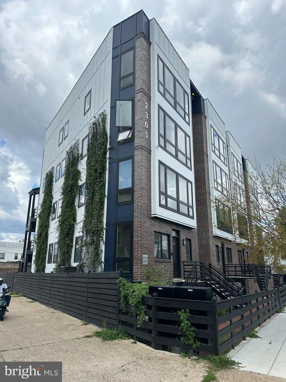 Building Photo - 2305 Nicholson St SE