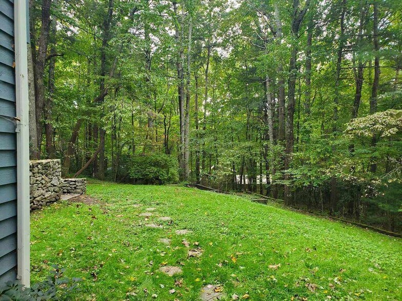 Building Photo - 10 White Birch Dr