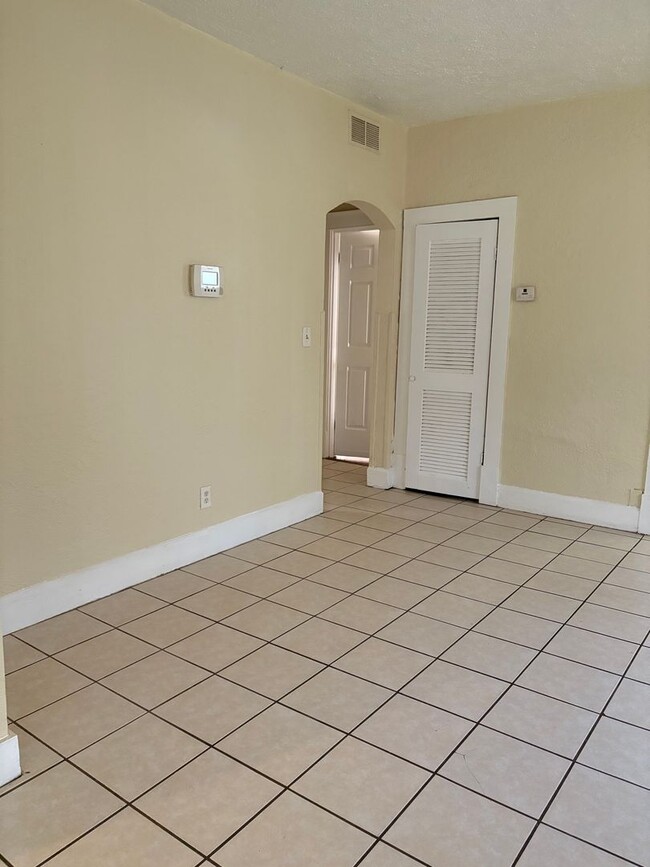 Building Photo - Large 4 bedroom 1 Bath House for rent
