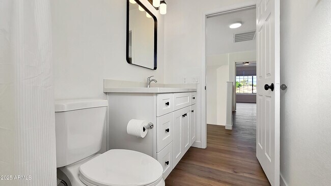 Building Photo - 2119 W Tracy Ln