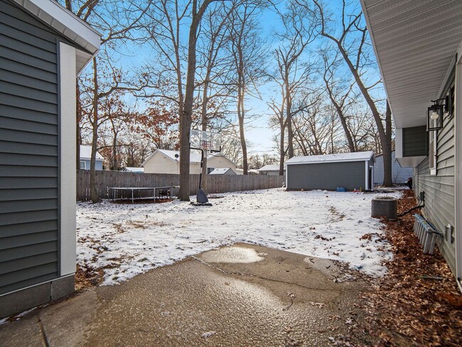 Building Photo - 556/558 Quarterline