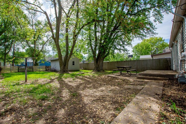 Building Photo - 3 Bedroom / 1 Bath Home with Fenced Backyard!
