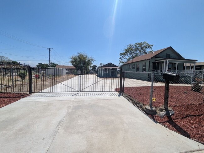 Building Photo - Cozy 1-Bed Home – Fenced Yard, Washer Hook...