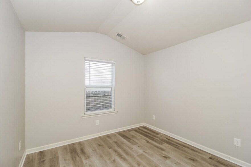 Building Photo - 162 High Point Way