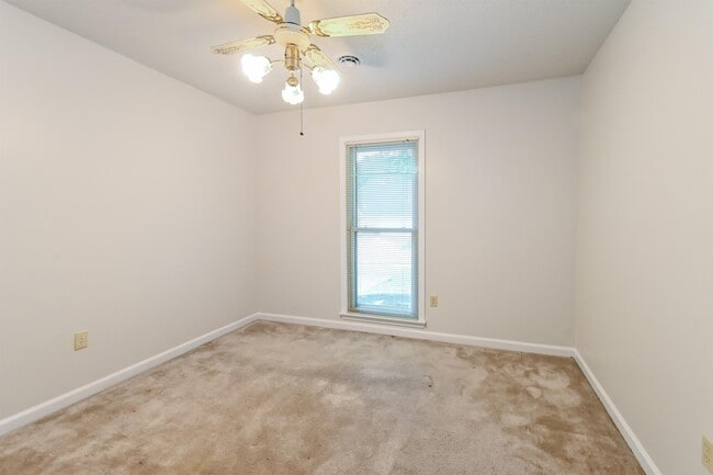 Building Photo - 7073 Gleneagles Dr