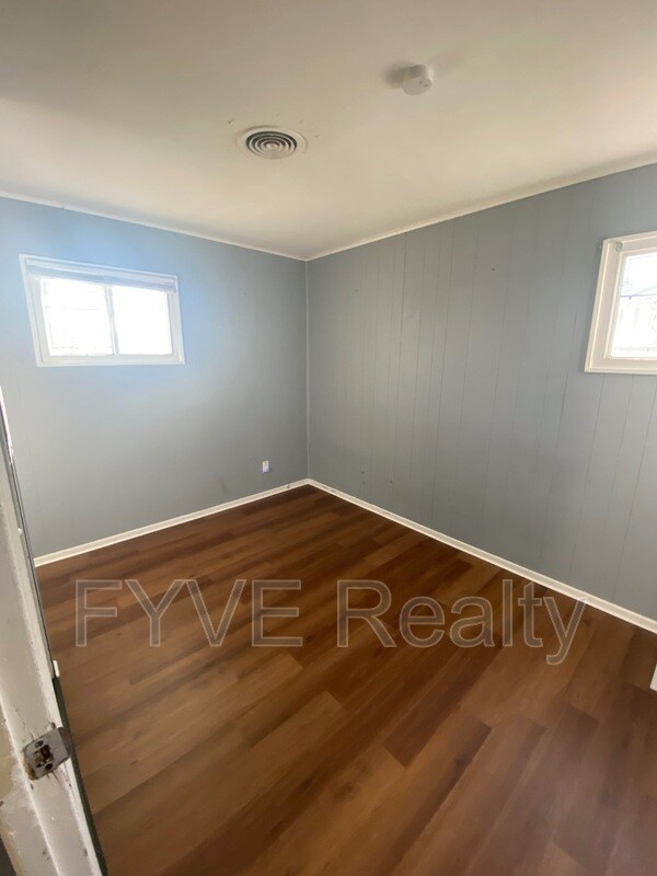 Building Photo - 968 Duxberry Ave