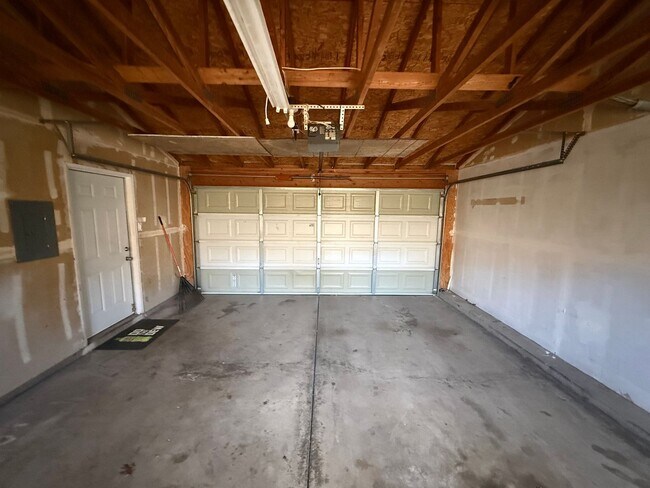 Building Photo - 2800 Gosford Rd