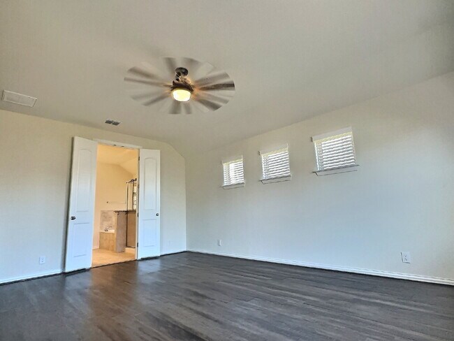 Building Photo - "Charming 3-Bed Oasis in San Antonio – Spa...