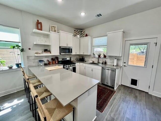 Building Photo - PRE-LEASE - Heart of the City! 2 bedrooms,...