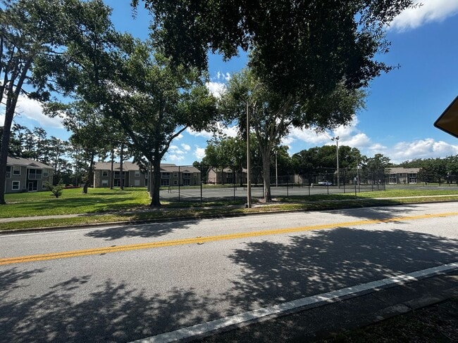 Building Photo - Beautiful 2/2 Condo Located in Hunters Res...