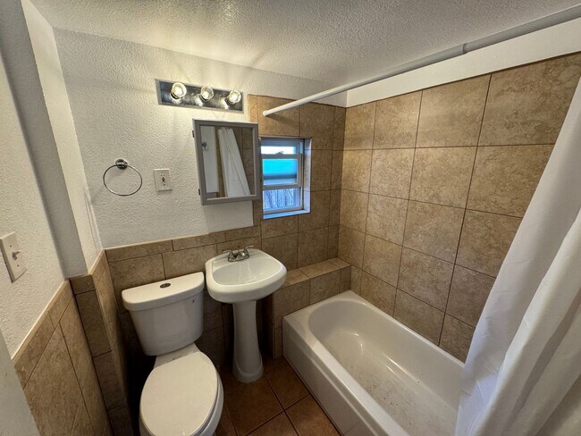 Building Photo - Charming 2 bedroom House