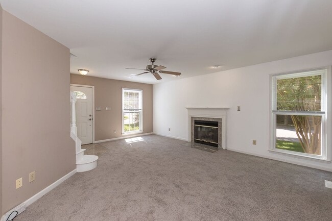 Building Photo - Three Bedroom Home!