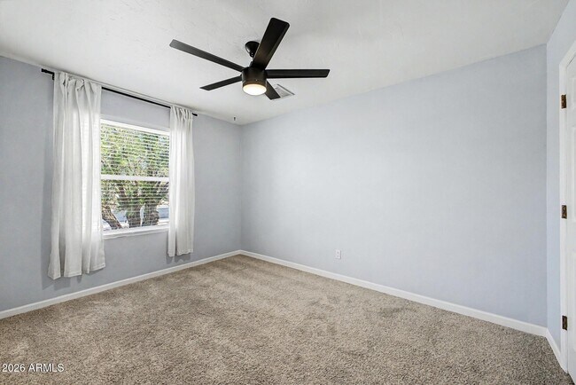 Building Photo - 855 W Lindner Ave