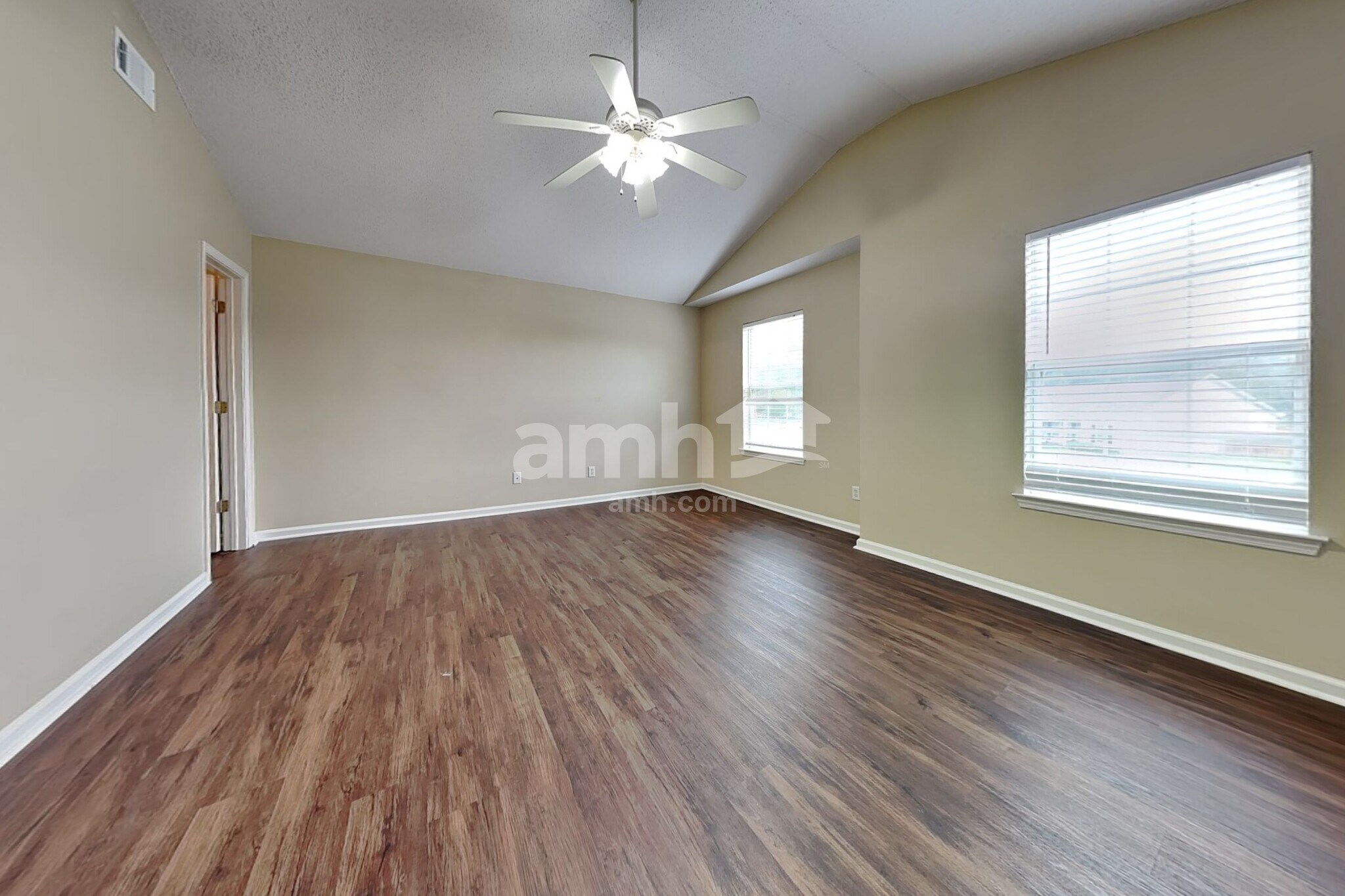 Building Photo - 14 Willow Lakes Dr