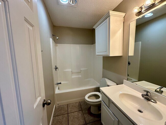 Building Photo - Duplex Available in North by Northwest!