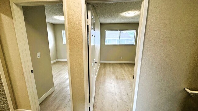 Building Photo - Newly Renovated Spacious 3-Bedroom Townhom...