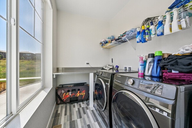 Building Photo - "Experience Spacious Comfort: 4-Bed, 3.5-Bath Retreat on Gladshine Drive!"