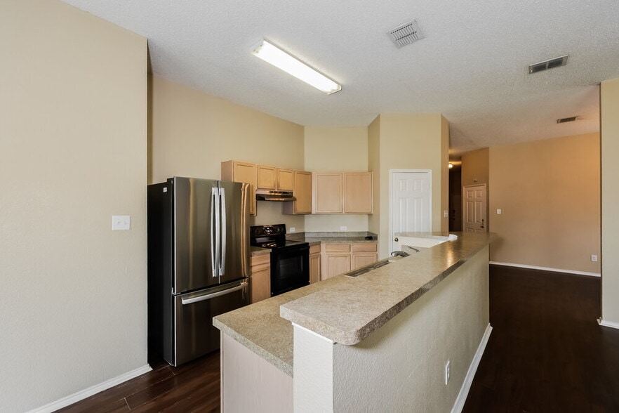 Building Photo - 2021 Wildwood Dr