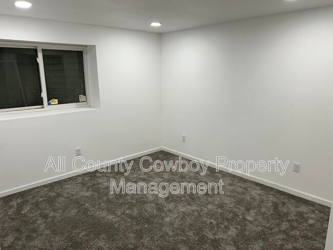 Building Photo - 1710 1/2 Walsh Court