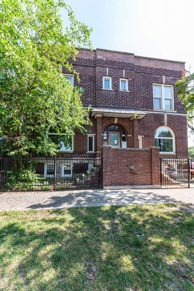 Building Photo - 1535 W Leland Ave